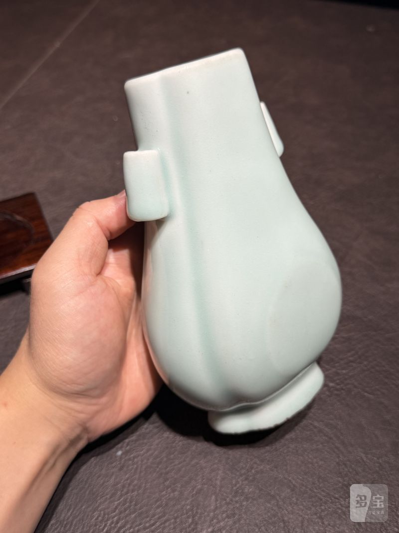 清乾隆 粉青釉贯耳瓶（配木座、老盒） - 图4